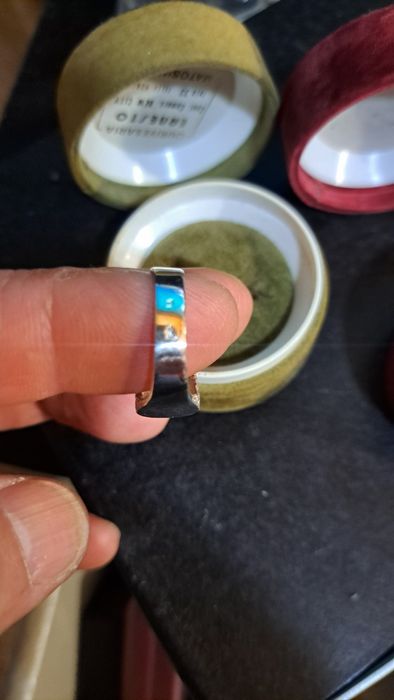 Aneis em prata contrastada.