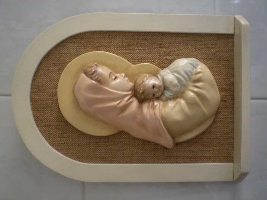 Quadro com nossa senhora e o menino ao colo