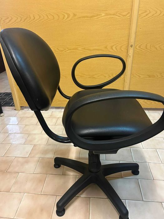 Cadeira preta regulável