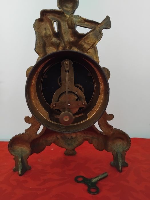 Relógio de mesa antigo de corda.a necessitar de arranjo