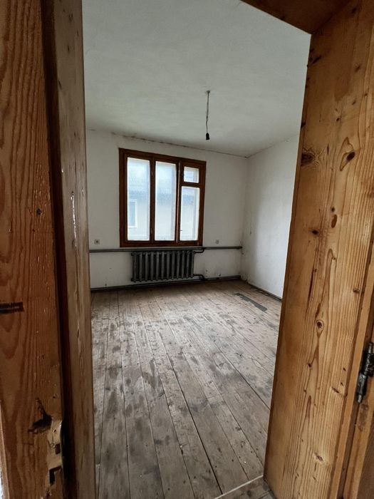 Продається добротній будинок з великою земельною ділянкою