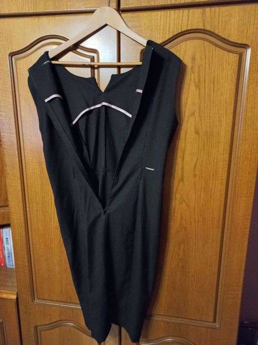 Elegancka sukienka na wyjścia i do pracy