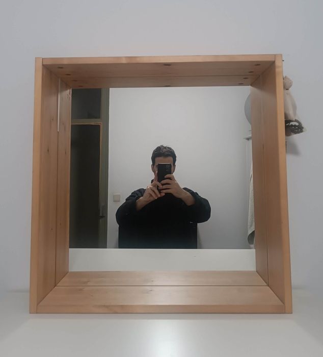 Espelho com acabamento em madeira