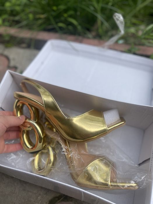 Босоніжки на каблуку