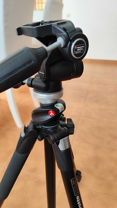 Tripé Manfrotto 3 secções em aluminio + Cabeça