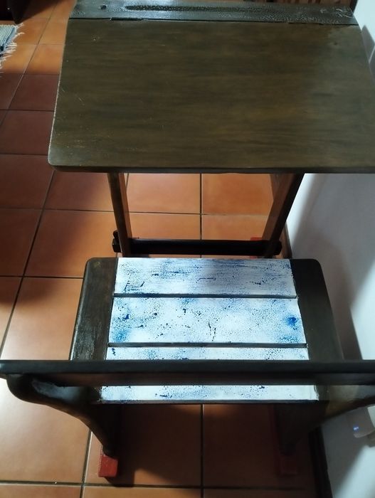 Carteira de escola antiga tem pelo menos 45 anos toda renovada  boas
