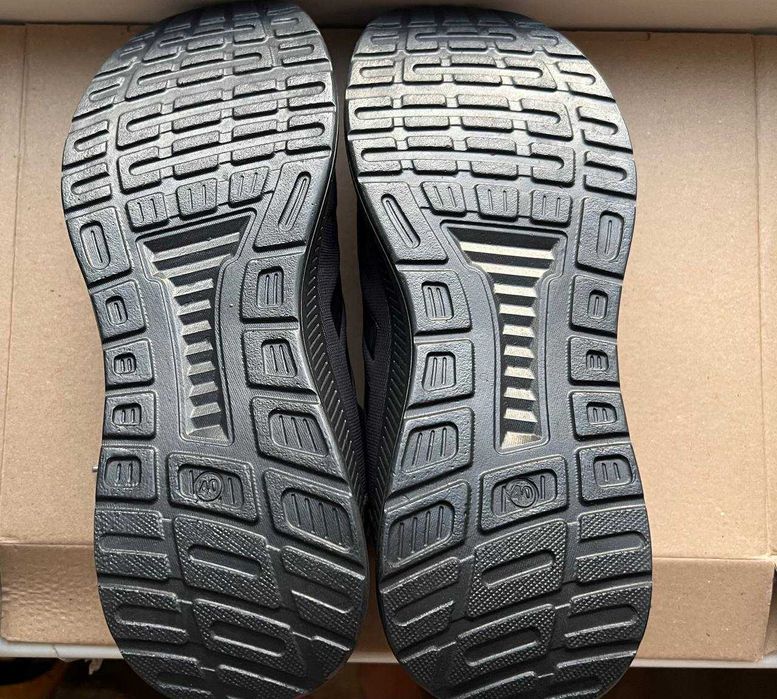 Кросівкі нові 25.5м