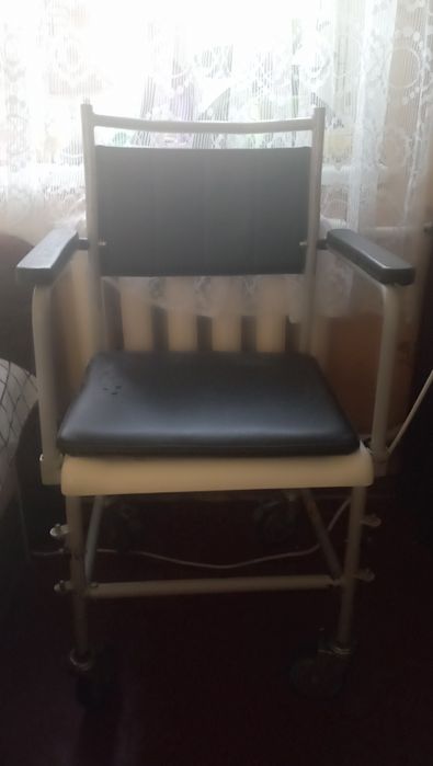 Столик прикраватний