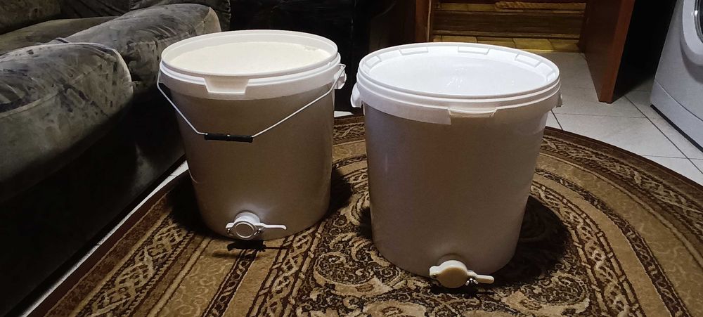 Miód rzepakowy w wiadrach