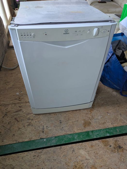 Máquina de Lavar Loiça Indesit – A Funcionar