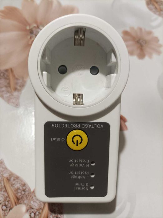 Реле напруги в розетку із затримкою включення VOLTAGE PROTEKTOR