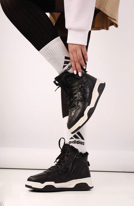 Жіночі зимові кросівки.