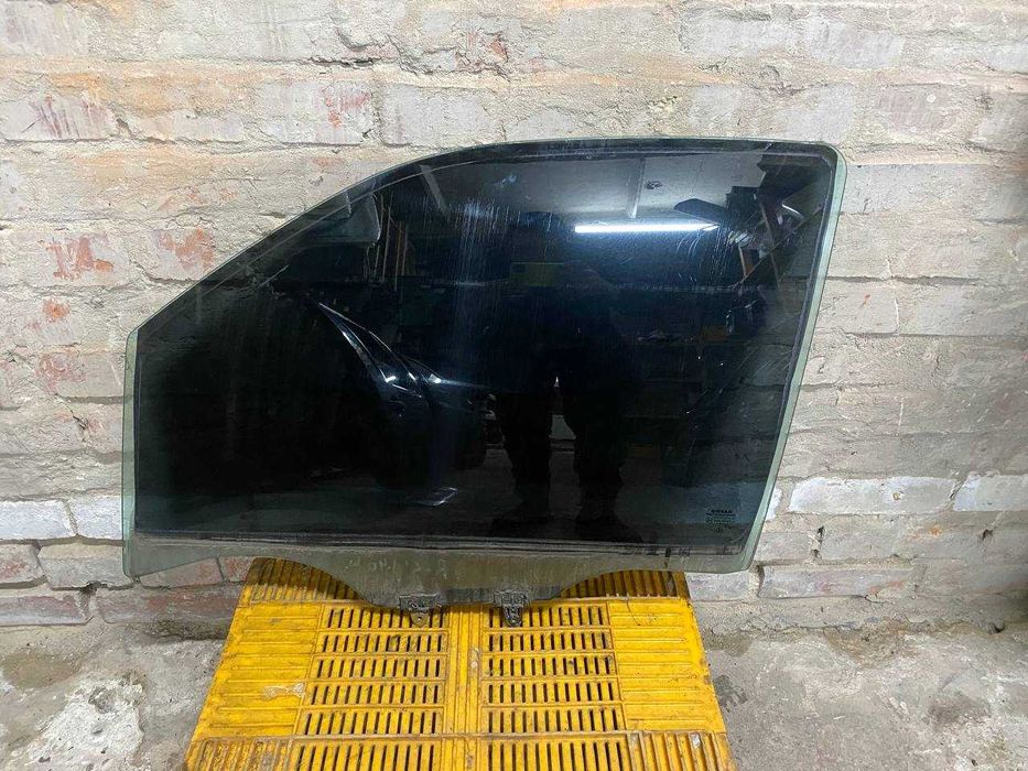 Скло окно форточка передня ліва Nissan Navara D40 Pathfinder R51