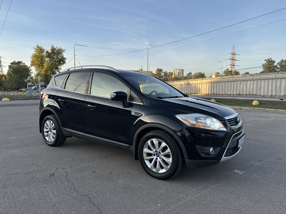 Офіційний Ford Kuga 2011 року на повному приводі з автоматичною коробкою передач