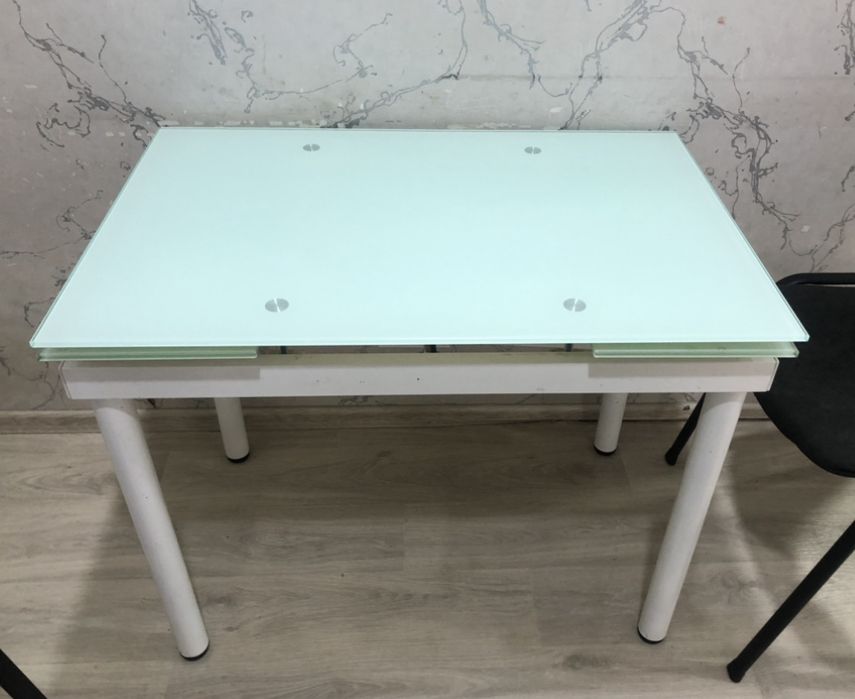 Кухонный стол из плотного оргстекла