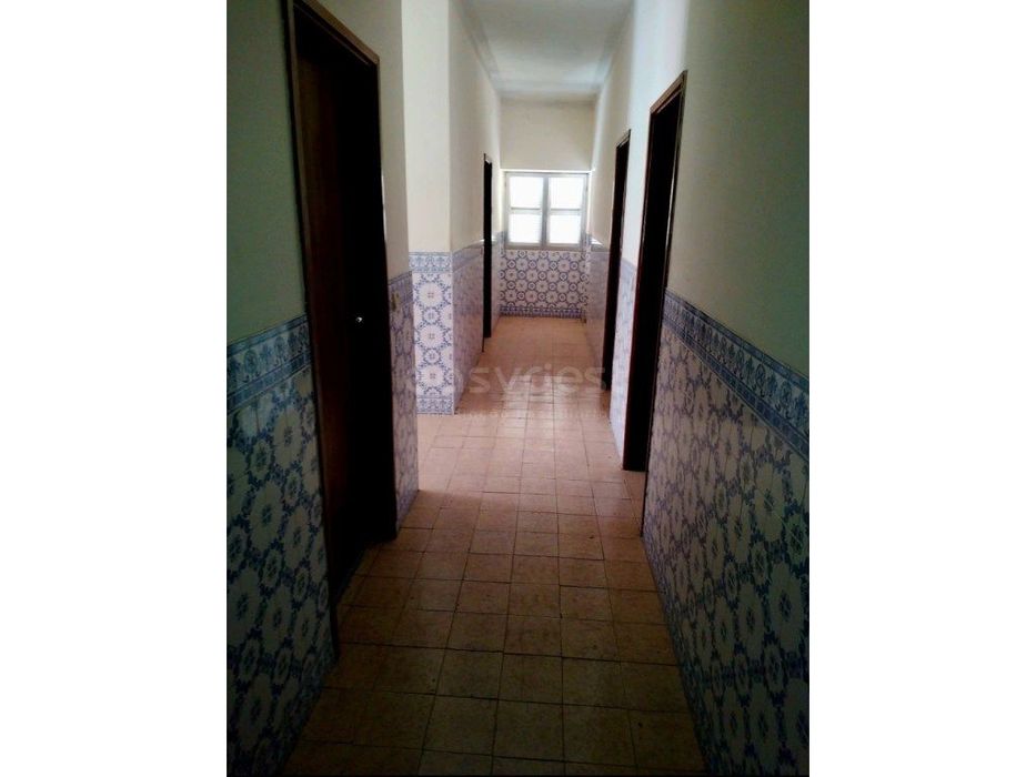 Moradia duplex espaçosa com 5 quartos e varanda - Lagoaça