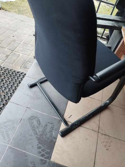 Krzesło konferencyjne tapicerowane z podłokietnikiem na metalowej płoz