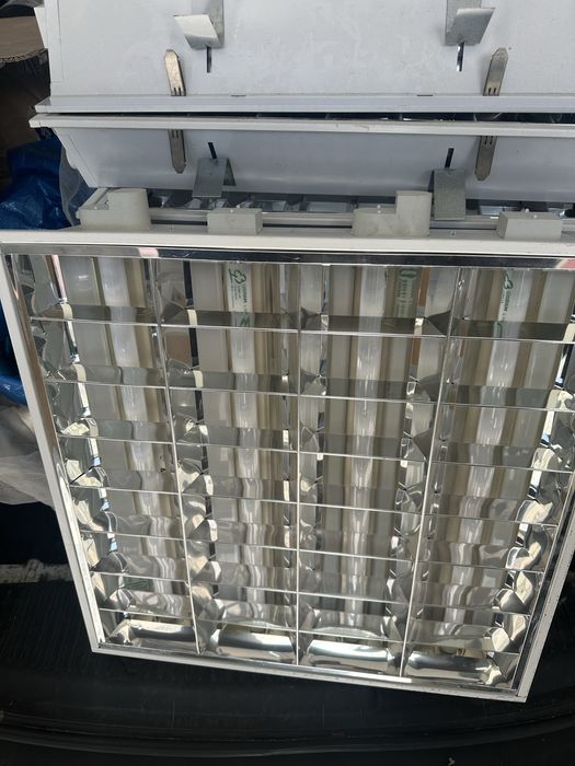 Luminárias de teto, escritório, ainda com algumas lâmpadas