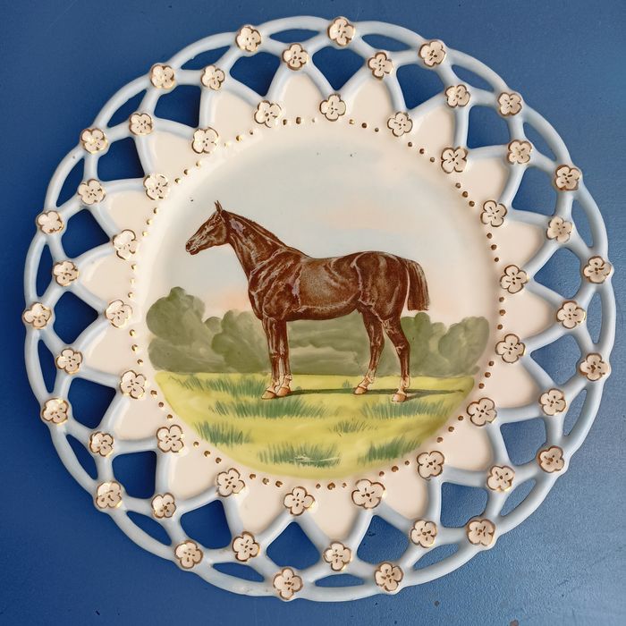 Prato raro rendado Vista Alegre 1881 com motivo cavalo