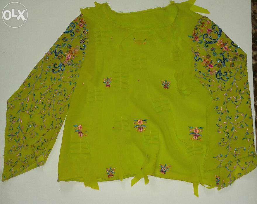 Отличный костюм на праздники на маленькую девочку в отличном состоянии