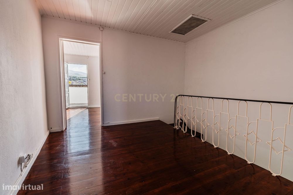 Moradia T3 com Terraço e Vista Mar em Santa Cruz, Lagoa