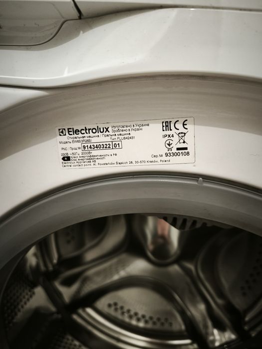 Вузька пральна машинка Electrolux