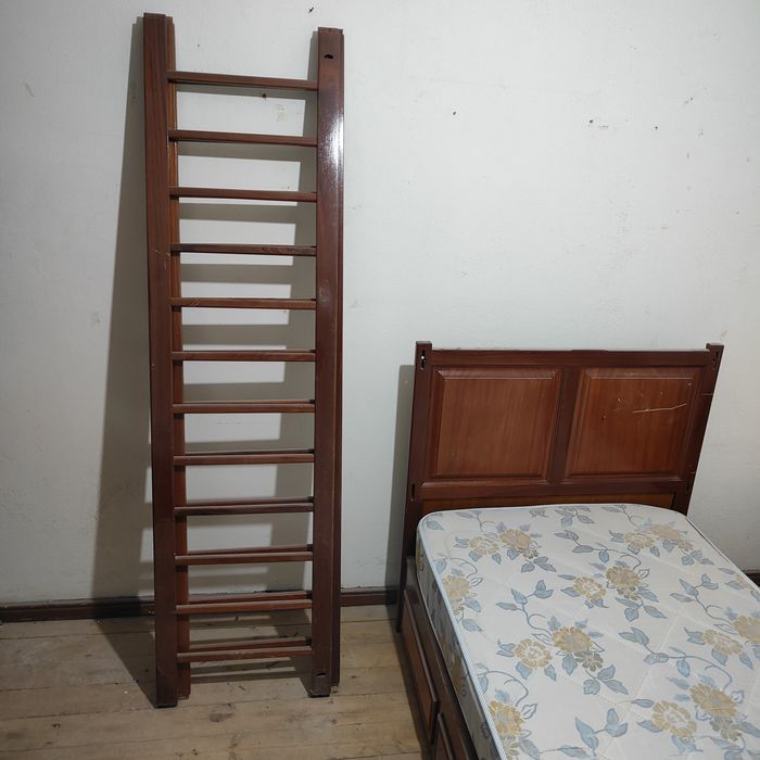 Cama de solteiro em madeira maciça