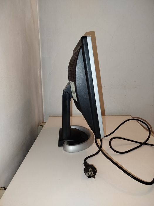 Monitor de computador com colunas de som incorporadas