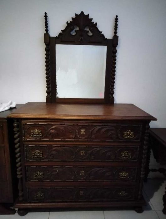 Cómoda Antiga em Madeira Maciça com Espelho