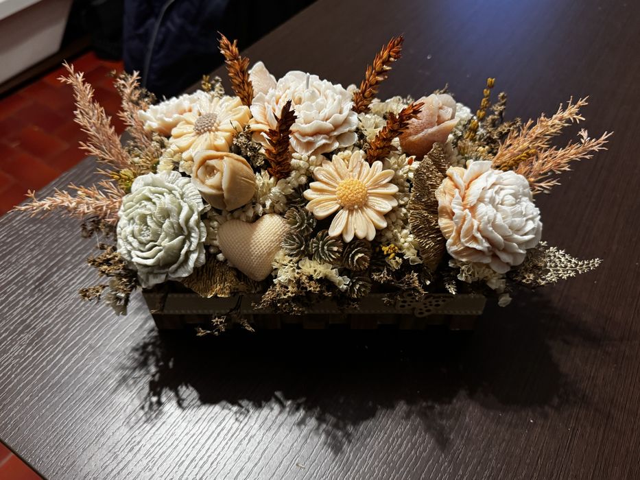 Arranjo de flores secas e velas