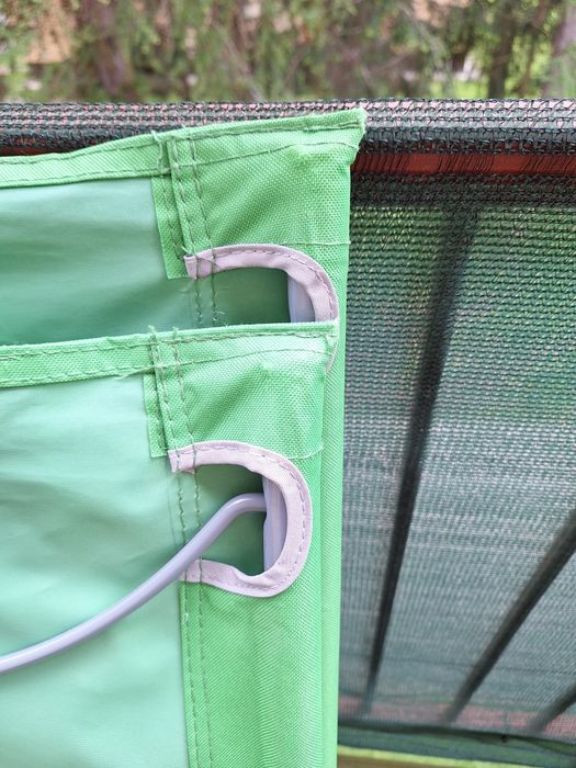 Dwa zielone leżaki używane