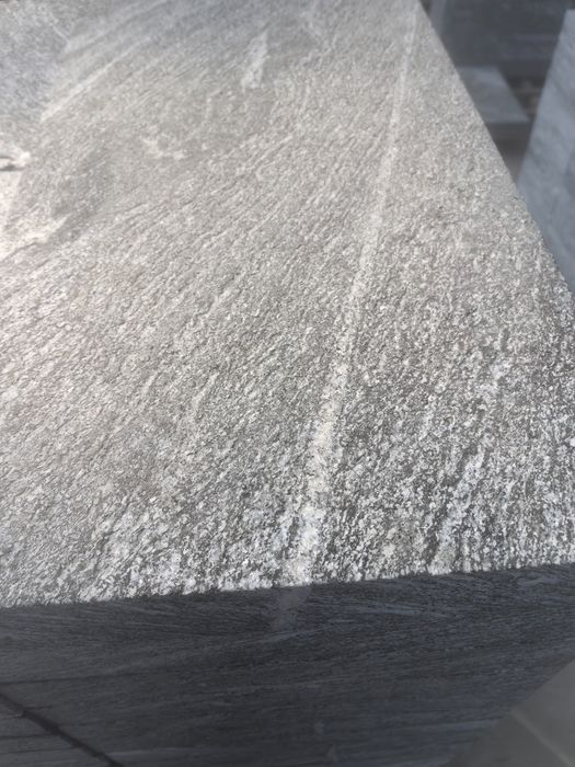 Granitowa płyta chodnikowa płomieniowana Juparana 5cm, płyta tarasowa