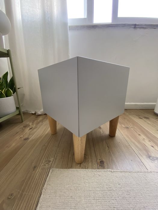 Prateleira IKEA EKET cinzenta com pés – ideal para vinis