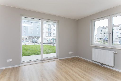 Układanie montaż paneli podłogowych, deski barlineckiej, malowanie.