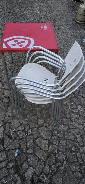 Mesa com 4 cadeiras de esplanada