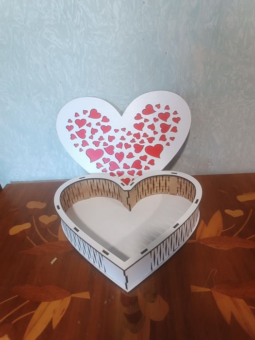 Коробочка дерев`яна з сердечками