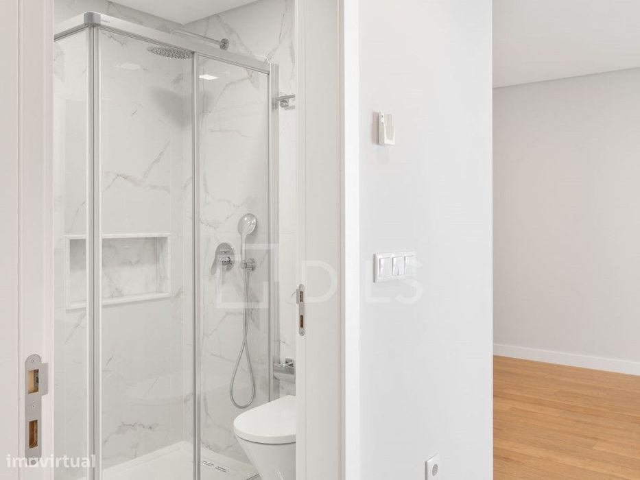 Apartamento T2 novo, na Parede, junto praia, com garagem e elevador