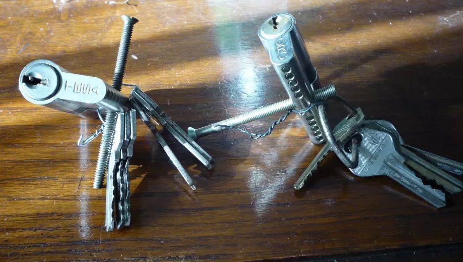 Puxadores+dobradiças+espelhos p/ armário+2 canhões p/ fechaduras