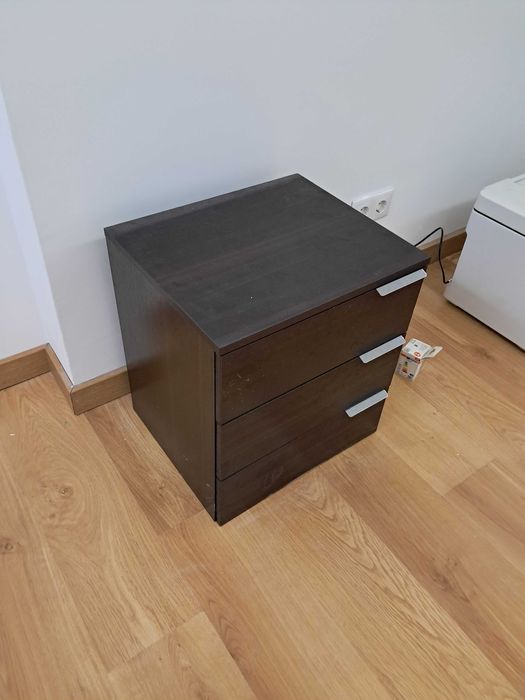 Mesa de cabeceira com gavetas