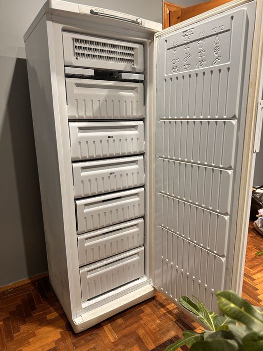 Морозильна камера Indesit суха заморозка