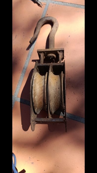 Roldanas antigas em ferro e madeira
