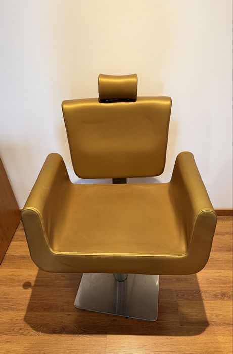 Cadeira de barbeiro/ salão dourada