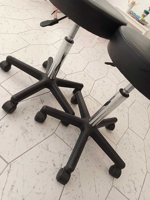 Conjunto de 2 bancos com base giravel e elevação