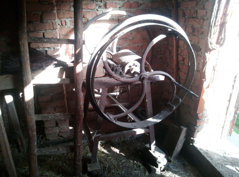 Продам січкарню

Стан хороший, робоча. Підходить для подрібнення сіна,