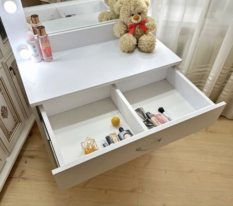 Гримерний столик з підсвічуванням і лампами