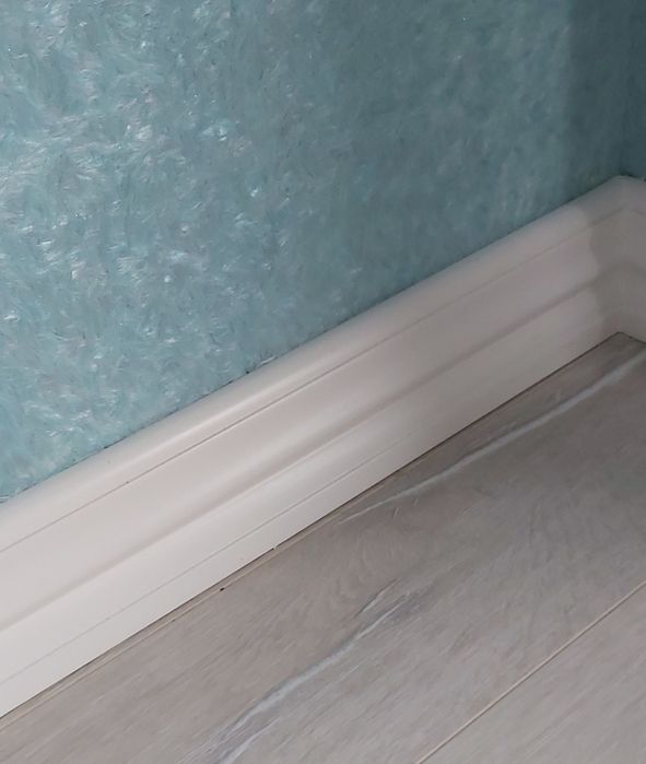 Продам плінтус білий