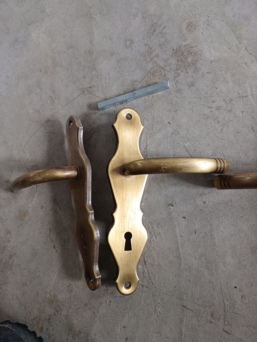 Interior door handles.436004479776204801