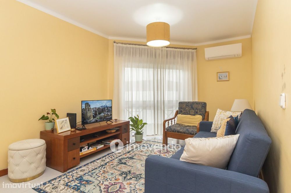 Apartamento T2 com áreas generosas e varanda, em Setúbal