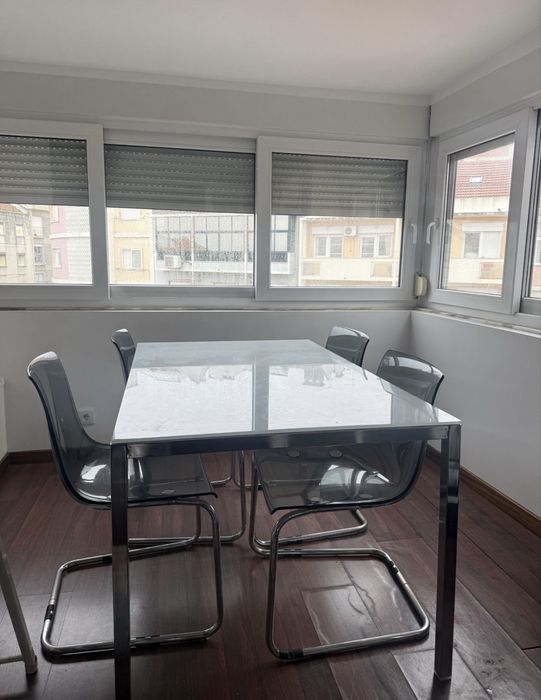 Conjunto mesa e cadeiras