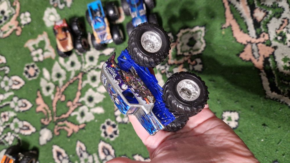 Монстер траки hot wheels машинки